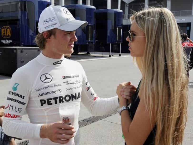 Nico Rosberg, 28 anni, ha annunciato le nozze con la fidanzata Vivian Sibold, interior designer da sempre legata al pilota della Mercedes. Reuters